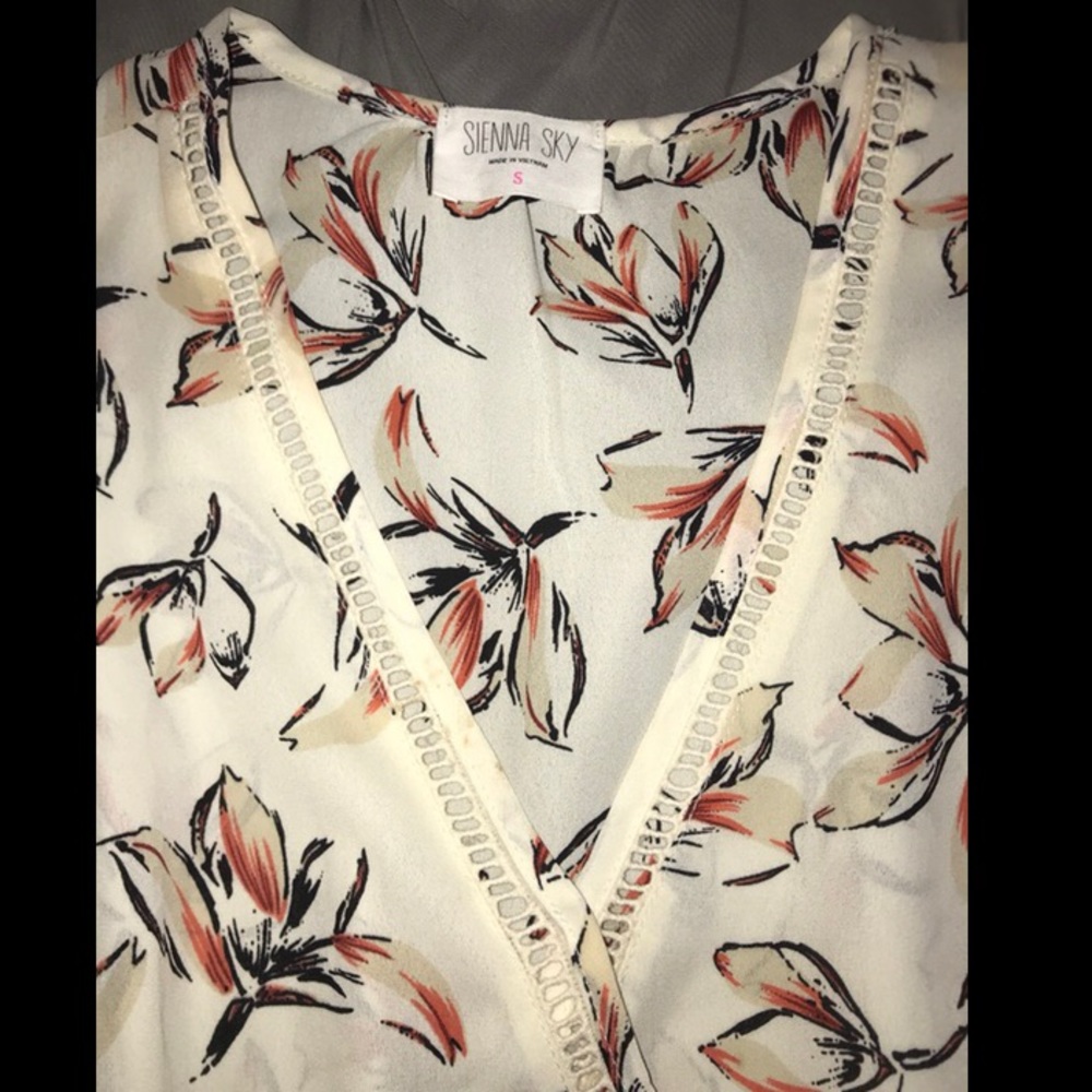 Pattern Flowy Top - Picture 2 of 4